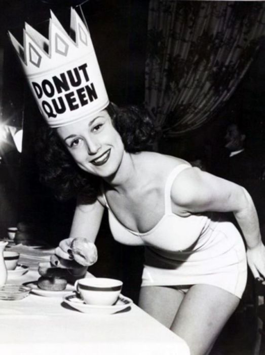 Каждая из обладательниц «сладкого» титула была просто обязана сделать такой снимок – в короне и с пончиком.