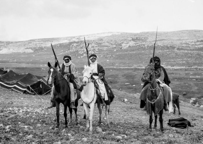 С оружием охраняют стоянку бедуинов.