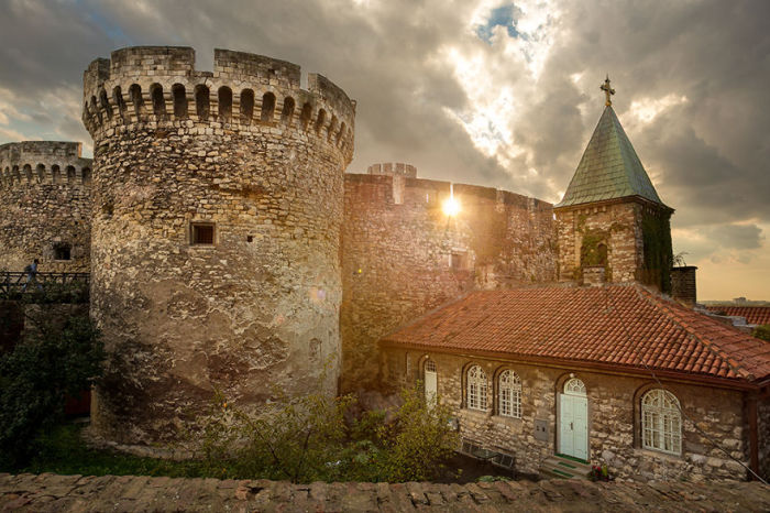 Стены крепости, башни и все другие крепостные постройки выполнены из огромных валунов и красного кирпича.
