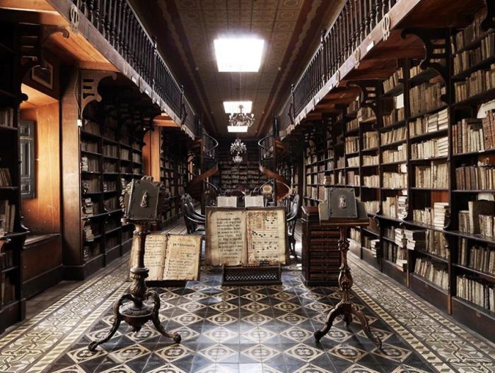 Обширная библиотека, в которой собрано более 25 тысяч томов, в том числе и очень редкие старопечатные издания, выпущенные в XV веке.