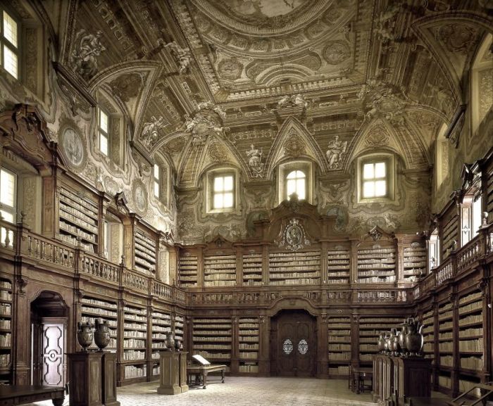 Огромный исторический комплекс, построенный в 1586 г., считается старейшим в Неаполе.