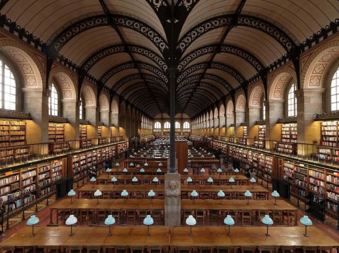 В фонде библиотеки, построенной в период с 1843-го по 1850-й годы, хранится около 2 миллионов документов.