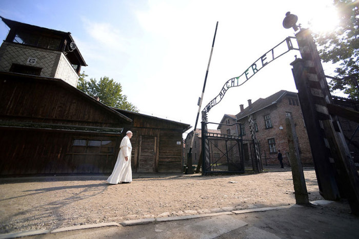 Папа римский Франциск посетил лагерь смерти Освенцим.
