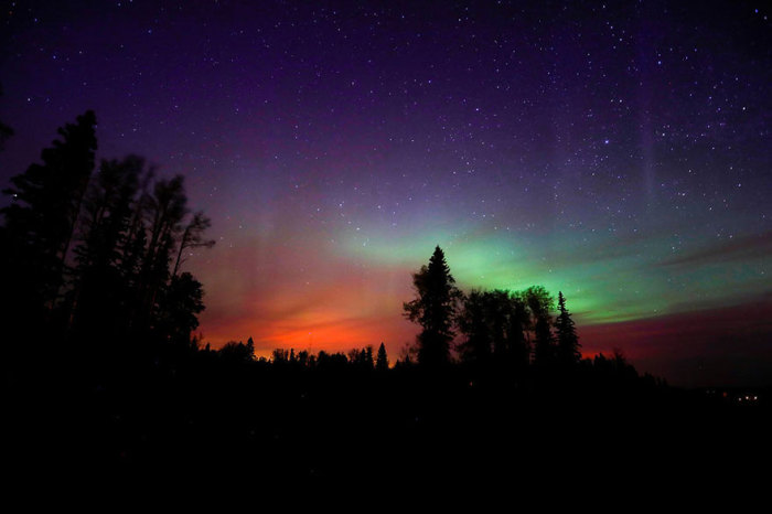 Огненные блики света недалеко от Форт Мак-Мюррея, Канада.