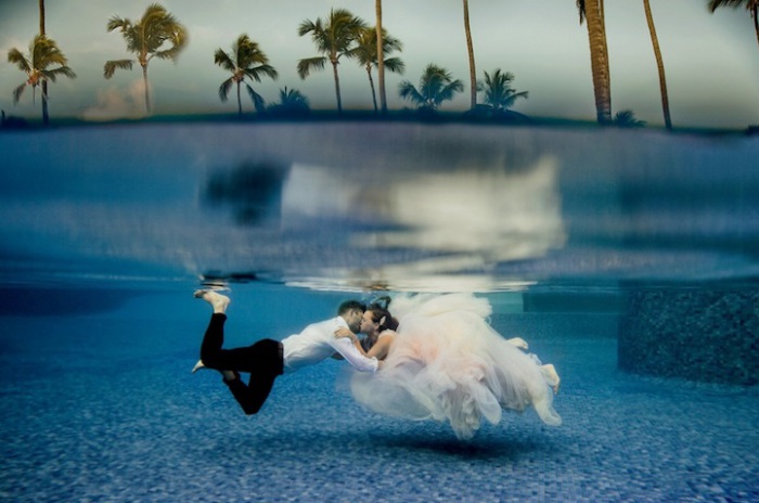 Свадебный подводный поцелуй. Свадебный фотограф: Dina Chmut.