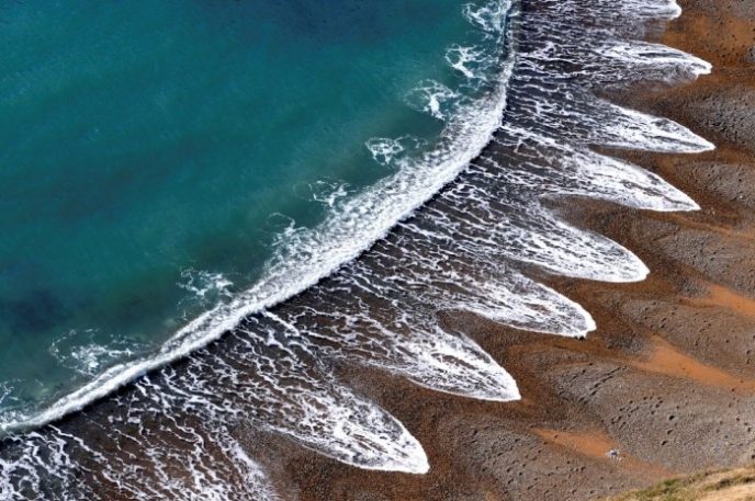 Ученые до настоящего времени не могут объяснить возникновение необычной береговой линии с «острыми» волнами.