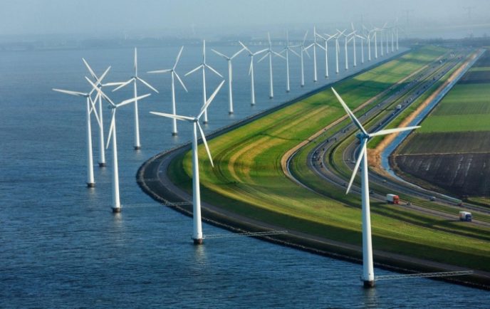 С 2009 года страна начала использовать ветер как возобновляемый источник энергии, установив 1,879 ветряков вдоль береговой линии.