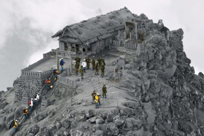 Извержение японского вулкана Онтакэ стало неожиданностью для сейсмологов, а высота столба пепла достигала 10 километров.