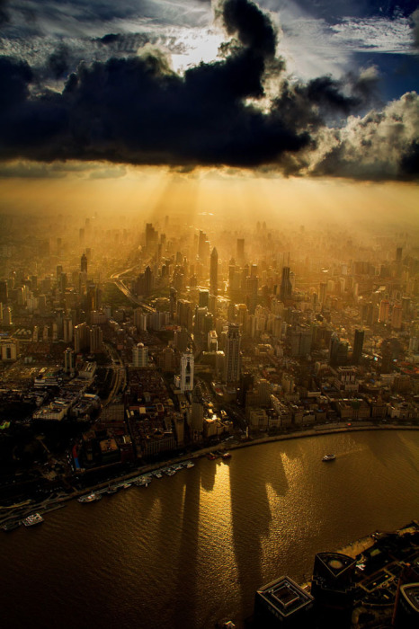 Крановщик Вэй Гэньшэн (Wei Gensheng) сделал снимок города во время работы над вторым по высоте зданием в мире.