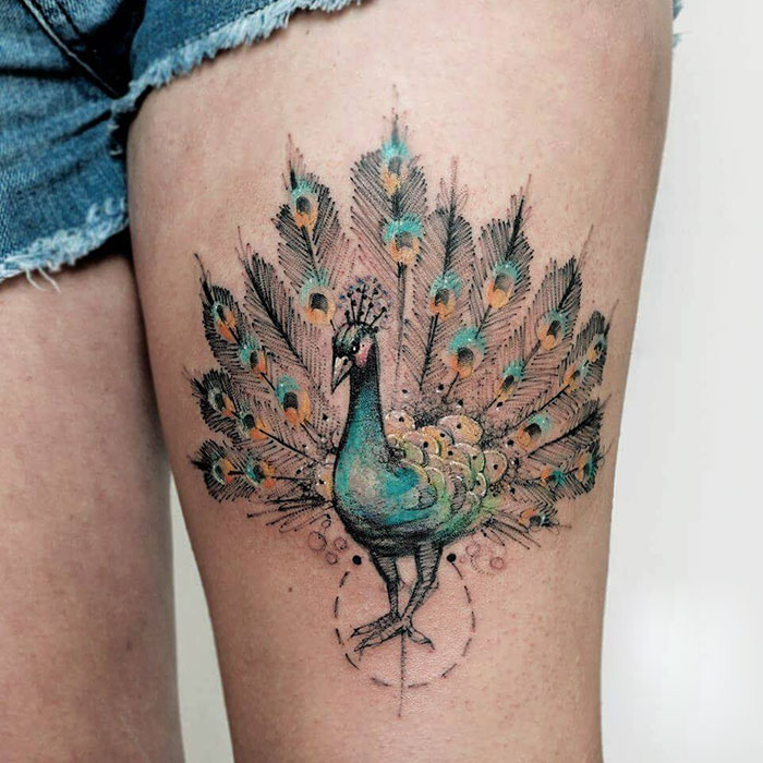 Красочная татуировка павлина сделана с помощью ярких цветов палитры.