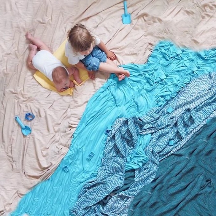 Малыши нежатся на песочке и окунают ножки в океанские волны прямо в гостиной своего дома.