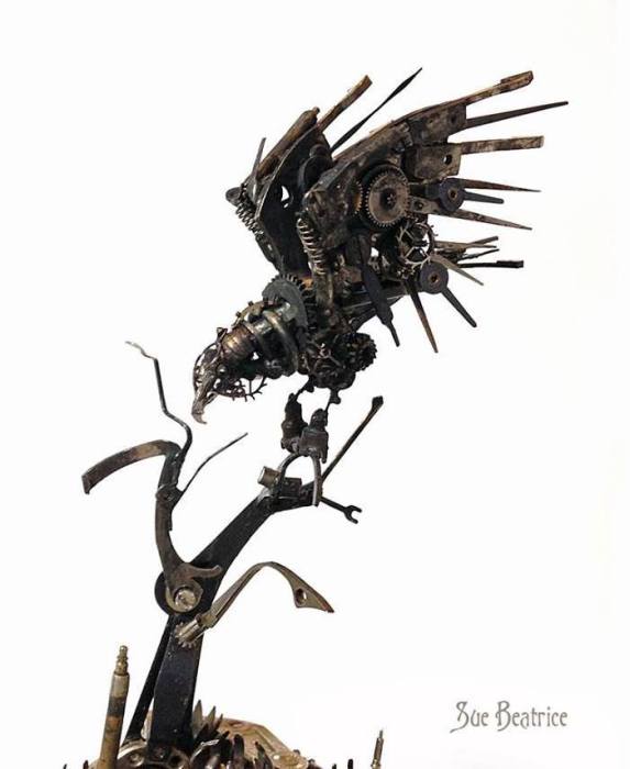 Художница Сьюзан Беатрис переработала детали из старинных механических часов в красивую и очень сложную скульптуру.