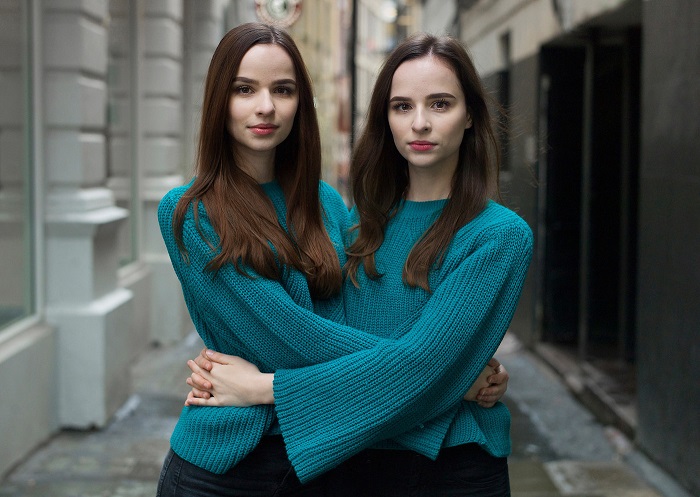 Портрет прекрасных сестер стал первым снимком из серии «Alike But Not Alike» в 2018 году.