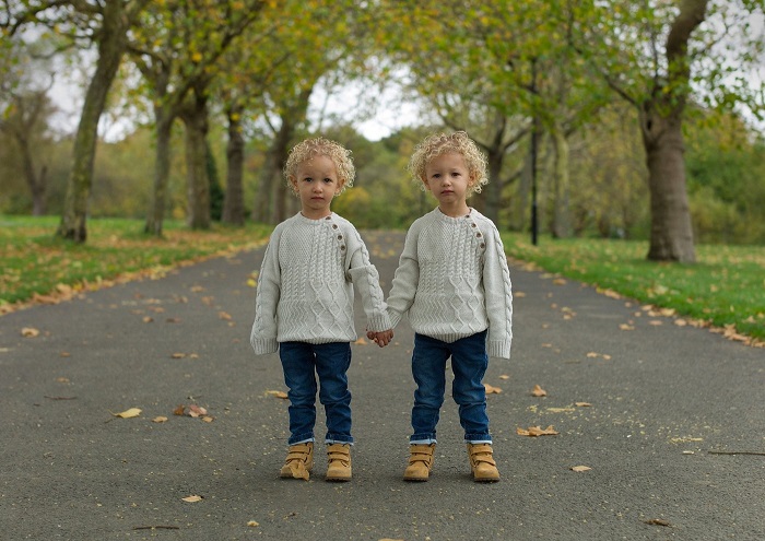 Талантливому фотографу удается уловить тонкие вариации выражений и чувств, которые проявляют близнецы.