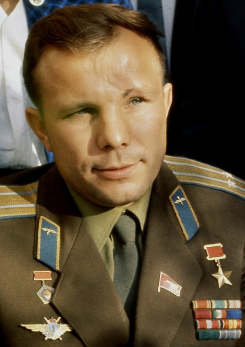 Космонавт, который первый в мире побывал в космосе, русский летчик-испытатель.