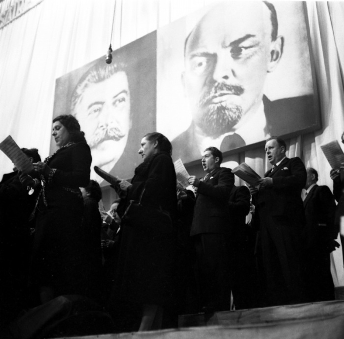 Исполнение патриотических песен в честь годовщины Октября, 1955 год.
