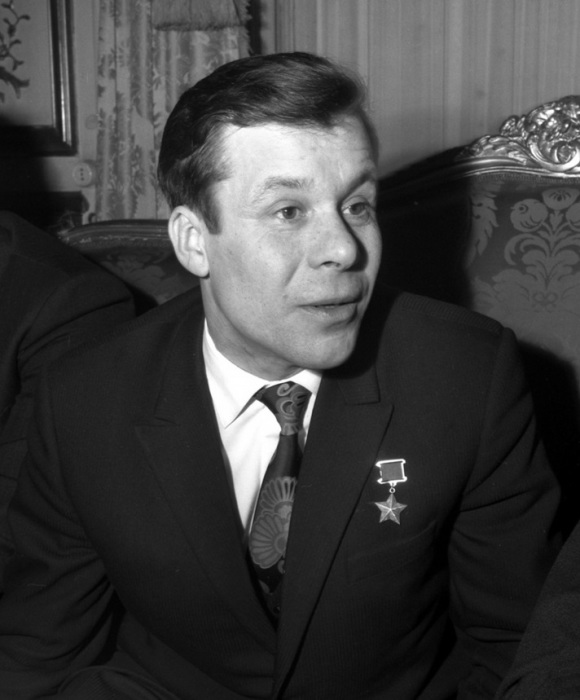 Космонавт Хрунов с визитом в советском посольстве в Париже, 1972 год.