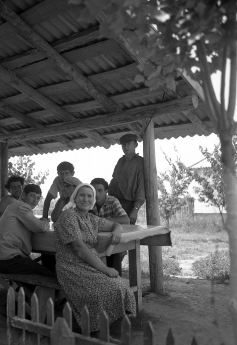 Уставшие колхозники после трудового дня, 1963 год.
