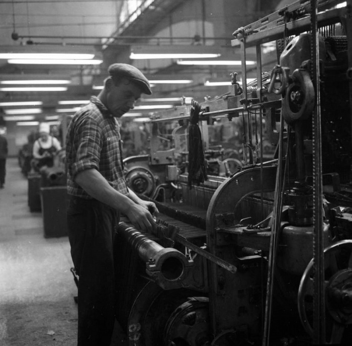 Мужчина на текстильном комбинате в Минске производит наладку оборудования, 1967 год.