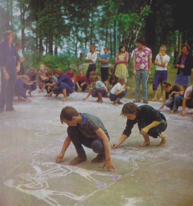 Дети рисуют на асфальте мелом.