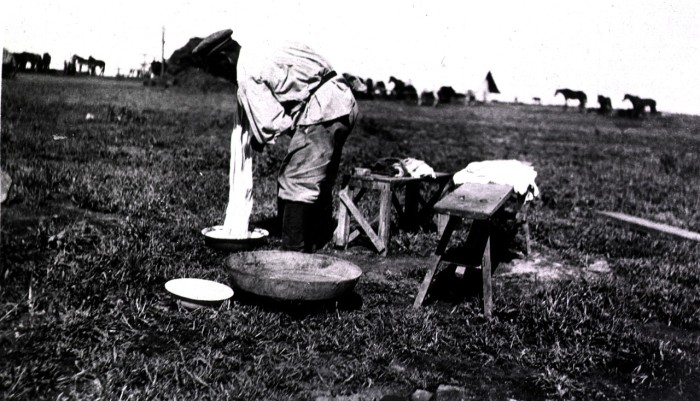 Солдат стирает свою сменную одежду.