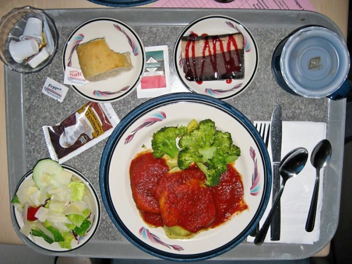 Равиоли со шпинатом и рикоттой, брокколи, салат, хлеб и шоколадный мусс.