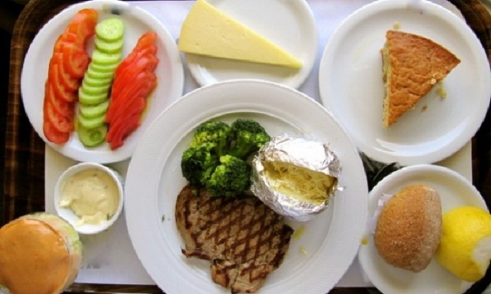 Стейк, брокколи, картофель, запеченный с сыром, овощи, сыр и кекс.