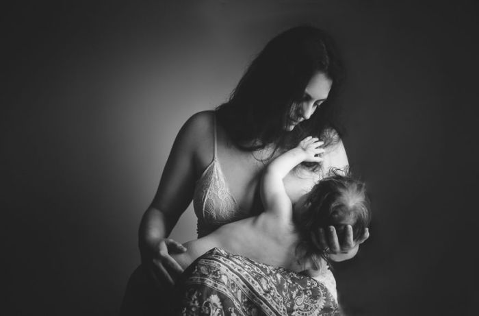 Женщина кормит грудью своего малыша.