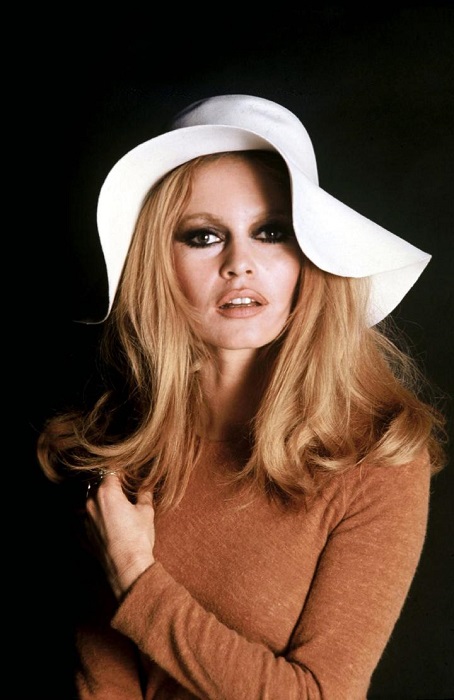 Брижит Бардо ввела новую моду на шляпки, сделав их популярным аксессуаром, прическу «бабетта» и макияж «smoky eyes».
