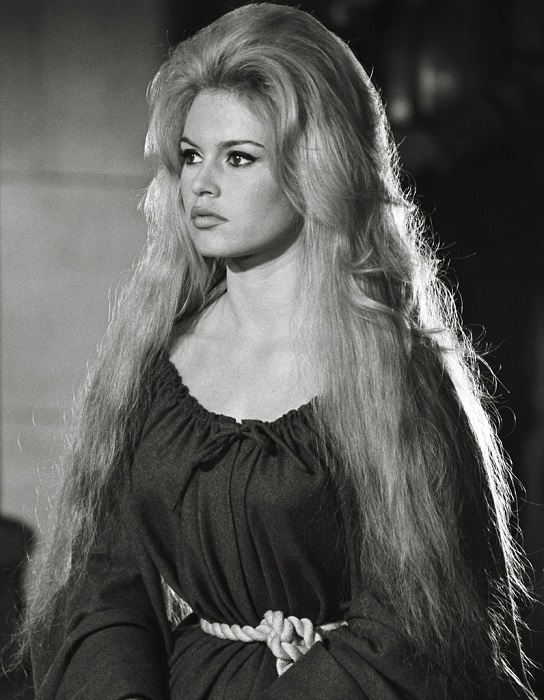 Французская актриса в роли простодушной красавицы-дочери цирюльника в фильме «Знаменитые истории любви», снятом в 1961 году.