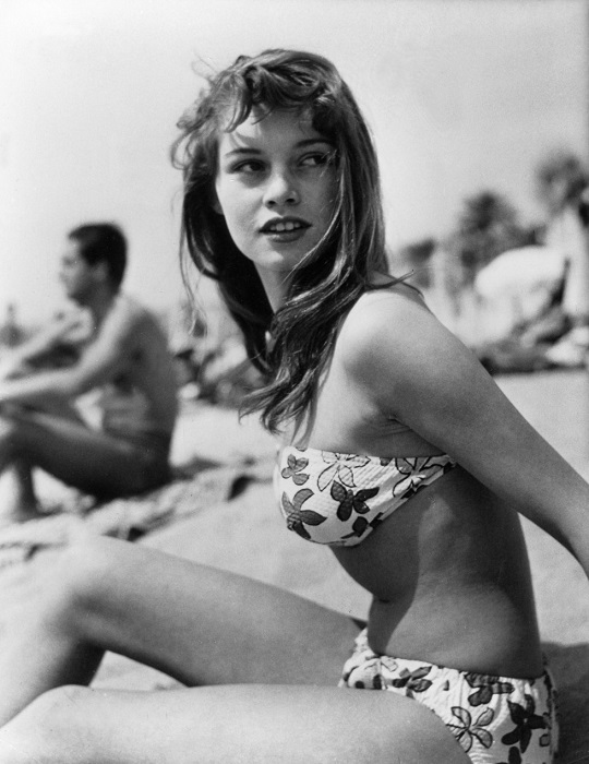 После выхода фильма «Манина, девушка в бикини», снятом в 1952 году, француженка Брижит Бардо стала королевой пляжной моды.