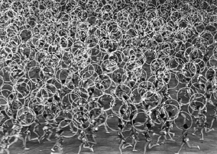 Гимнастки с обручами сливаются в орнамент, 1959 год. Фотограф Лев Бородулин.