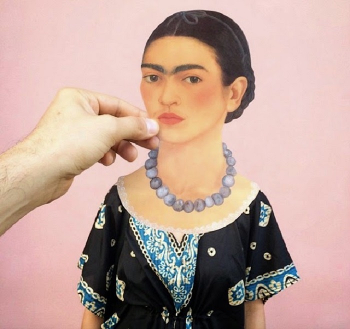 Вырезанная голова Фриды Кало отлично слилась с образом современной девушки.