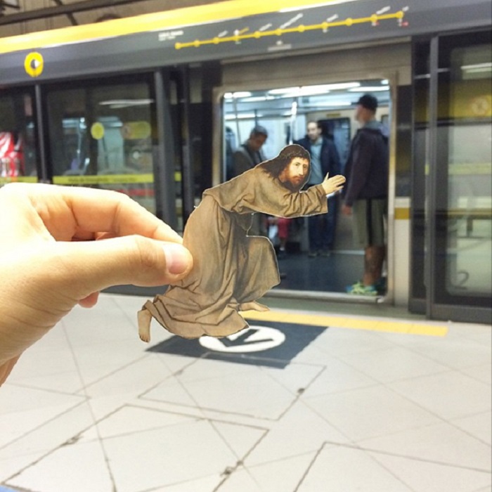 Иисус в современном метро.