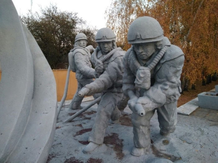 «Мемориал пожарным» - памятник всем погибшим при ликвидации последствий Чернобыльской катастрофы.