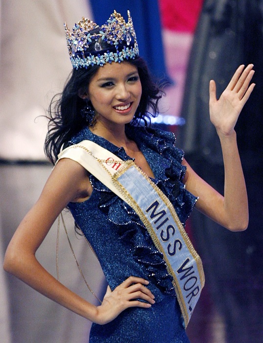 Китайская певица и фотомодель стала первой китаянкой завоевавшей титул «Мисс Мира» в 2007 году.