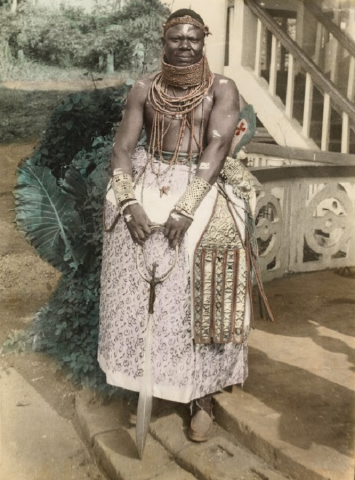 Фрэнсис Эдо в национальной одежде с необычными плетеными украшениями. Бенин-Сити. 1960 год.