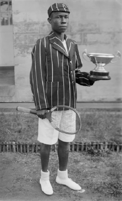 Молодой человек с кубком в руках после турнира. 1937 год.