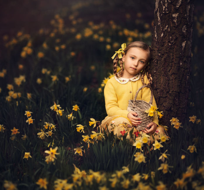 Трогательный образ маленькой девочки, на весенней поляне с нежными нарциссами.