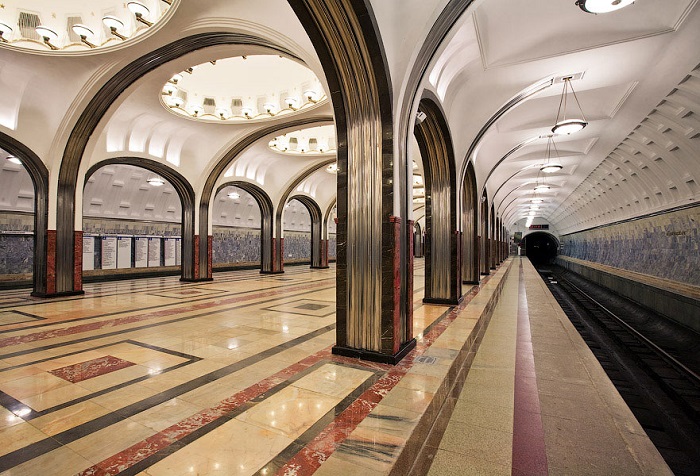 Современный вид станции метро «Маяковская» в Москве.