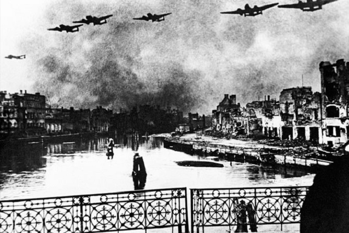 Советские бомбардировщики над Кенигсбергом, Кафедральный собор.