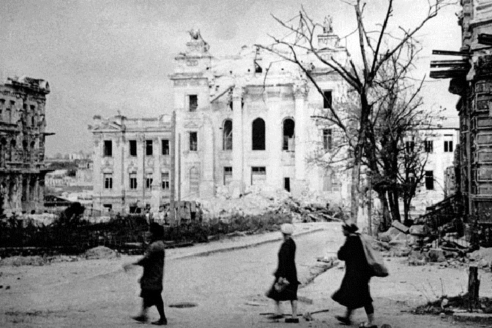 Здание института физической медицины имени И.М. Сеченова, разрушенные немецкими войсками.