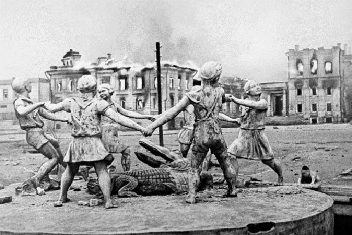 Фонтан «Детский хоровод» на вокзальной площади Сталинграда после налета фашистской авиации.