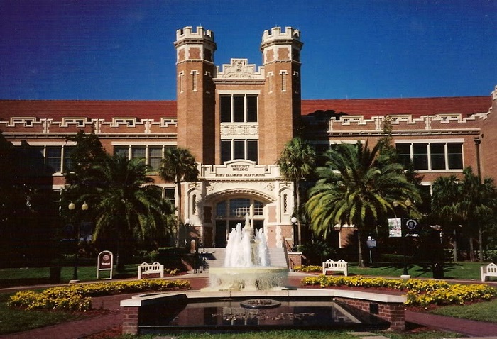 Университет принадлежит к числу наиболее крупных государственных высших учебных заведений США.