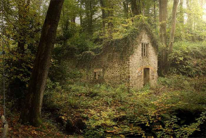 Средневековый дом стоит в полном одиночестве и унынии.