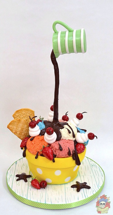Торт-мороженое, форма которого «нарушает» законы гравитации.