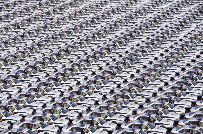 Стройные ряды полицейских в провинции Шаньси. 30 декабря 2009 г. Фото Reuters.