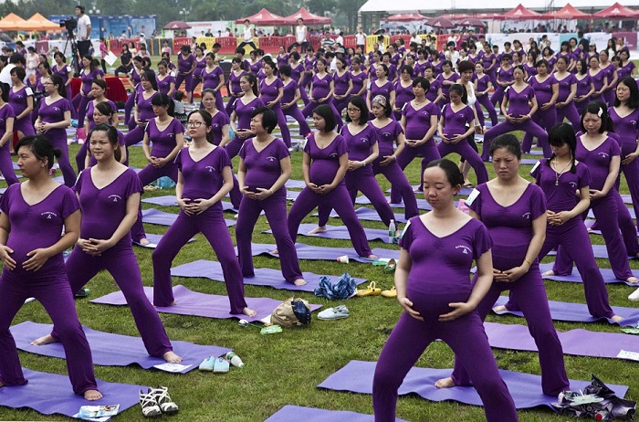 Групповые занятия йогой для беременных. Провинция Хунань. 8 июня 2014 г. Фото Reuters.