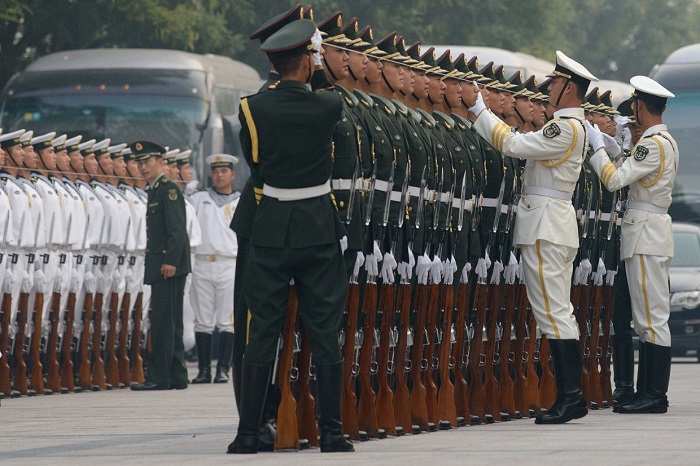 Почетный караул готовится к встрече президента Афганистана, Пекин. 27 сентября 2013 г. Фотограф Эд Джонс (Ed Jones).