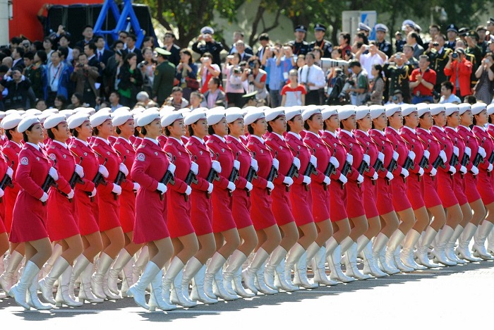 Симпатичные китайские девушки маршируют на военном параде в Пекине в честь 60-летия образования КНР. 1 октября 2009 г. Фотограф Го Чай Хин (Goh Chai Hin).